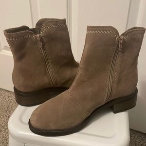Clarks women maye zip up bootie size 8.5
